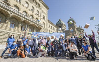 Consegna firme per la doppia iniziativa